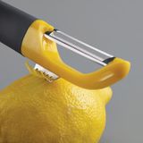 Zúbkovaná škrabka s bočnou škrabkou na citrusy. 